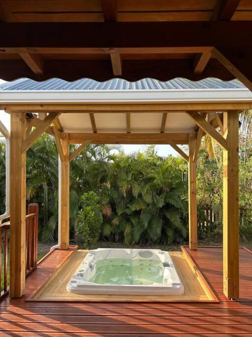 Bungalow Avec Jacuzzi Privatif Villa Sainte-Rose Eksteriør billede